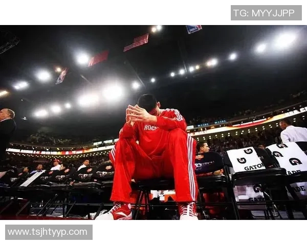 姚明在篮下展现霸气抢球瞬间引发全场欢呼的精彩时刻 姚明在篮下展现霸气抢球瞬间引发全场欢呼的精彩时刻