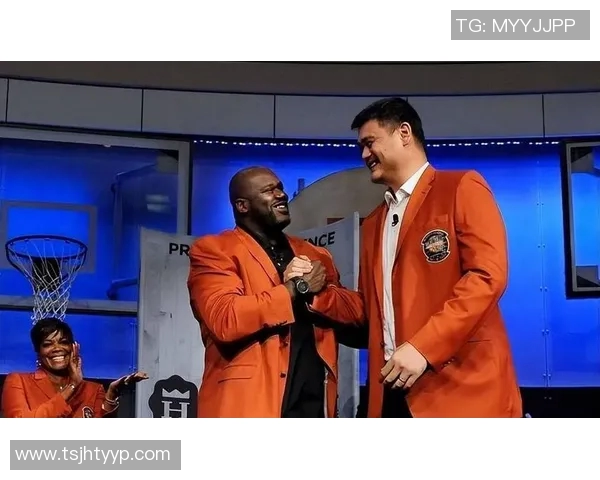 姚明化身雕像展现幽默风采引发观众热议与欢笑