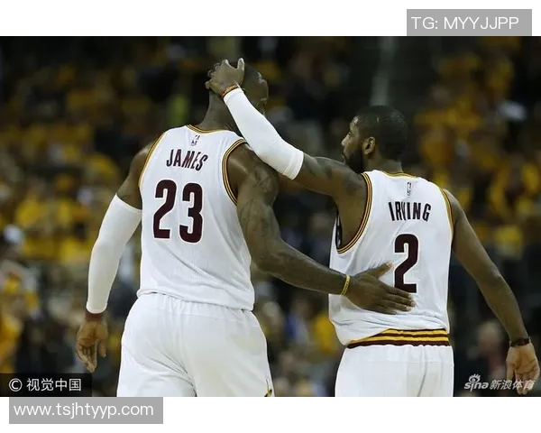 欧文与足球明星同框合影展现友谊与运动精神的精彩瞬间