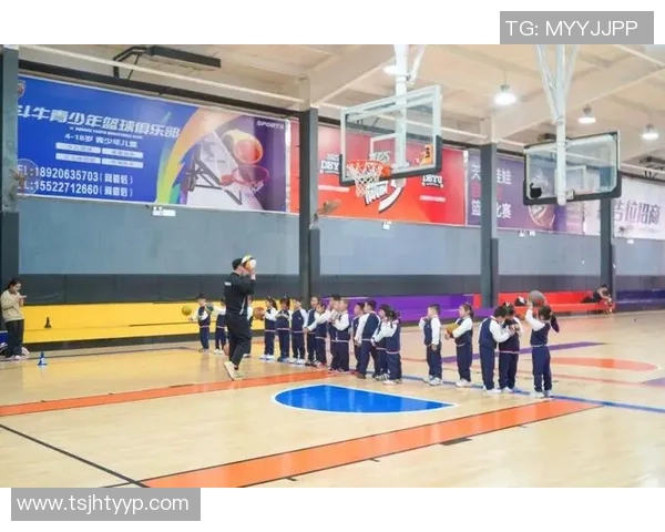 篮球场上的明星背影展现运动魅力与青春活力的完美瞬间 篮球场上的明星背影展现运动魅力与青春活力的完美瞬间